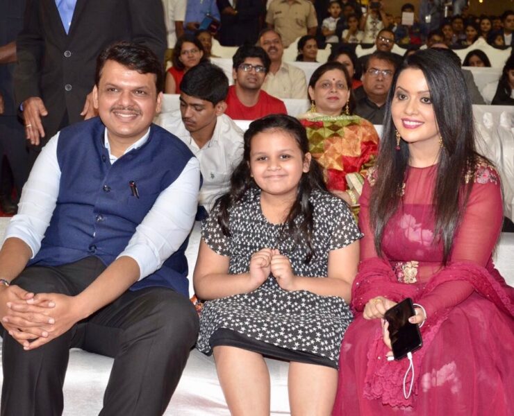 Family-Amruta-Fadnavis-Devendra-Fadnavis-Divija-Fadnavis-3